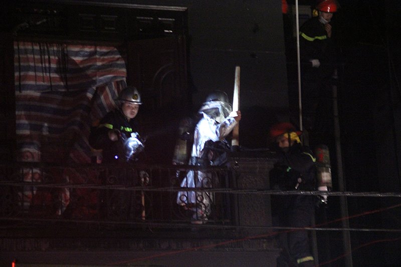 Hà Nội: Lại cháy quán karaoke, dùng búa tạ phá tường